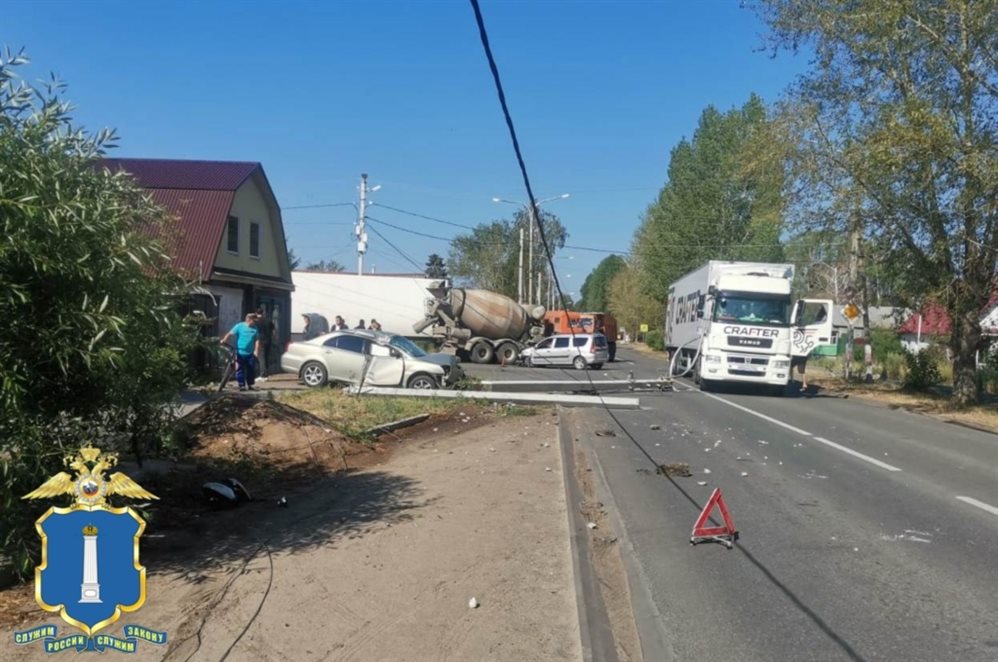 В Димитровграде после столкновения двух легковушек на КамАЗ упал столб