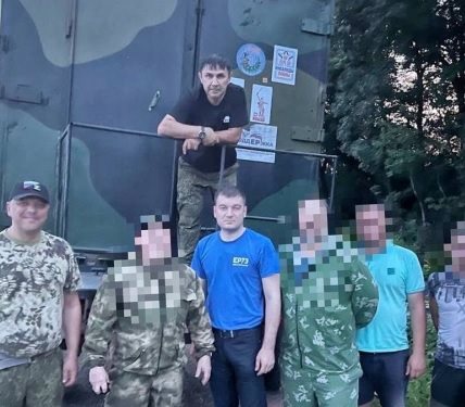Ульяновским бойцам в зону СВО привезли баню и запчасти