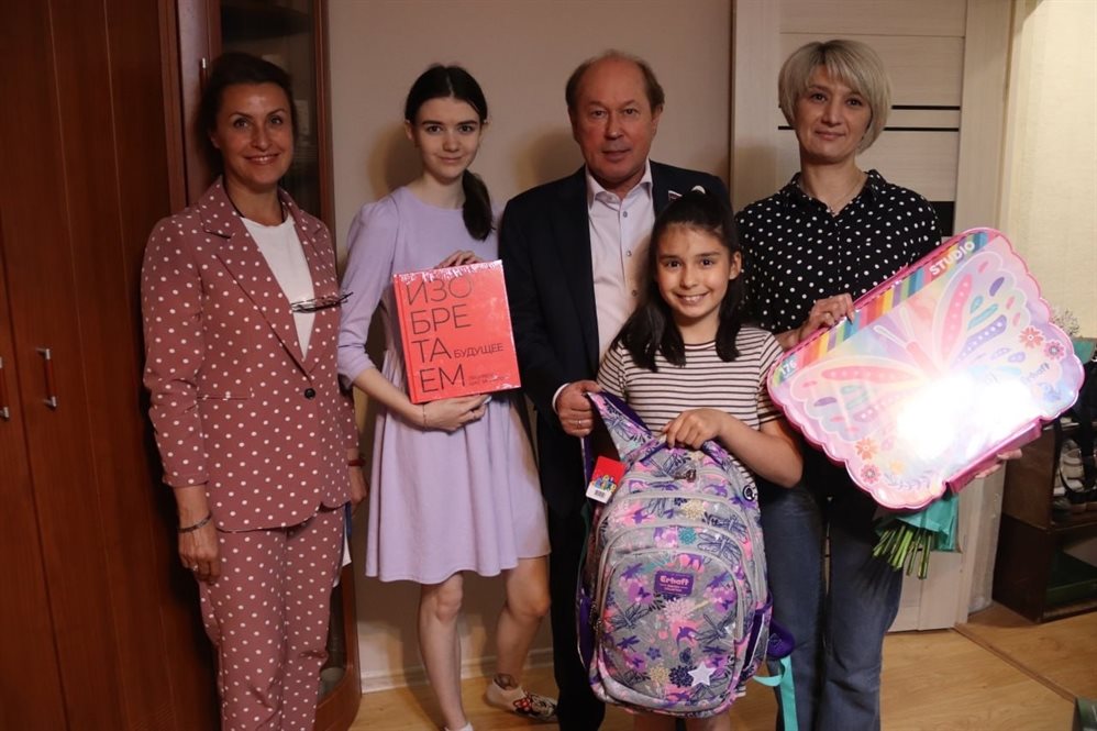Депутат Владимир Кононов помог приобрести школьные принадлежности детям участника СВО
