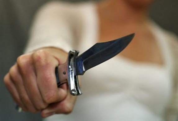В Ульяновске пьяная женщина пырнула мужа ножом и пошла погулять