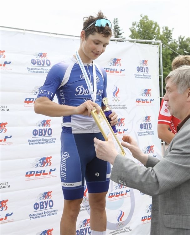 Губернатор Алексей Русских наградил победителей многодневной велогонки