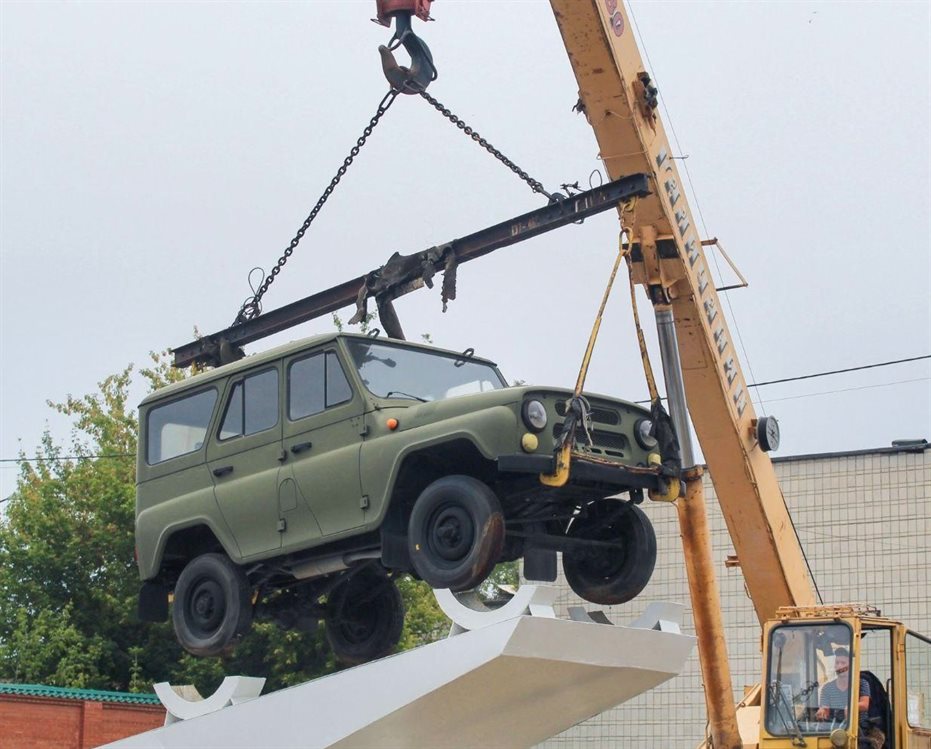 Около Ульяновского автомобильного завода демонтировали УАЗ-469 для обновления