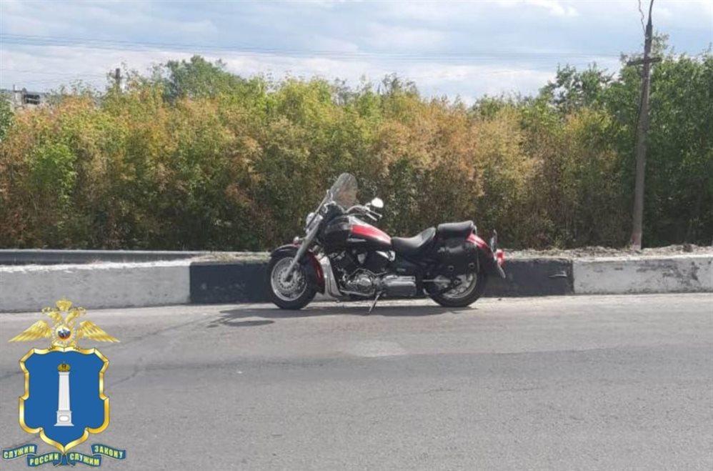 На спуске Степана Разина мотоциклист врезался в бетонное ограждение