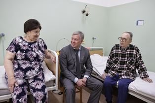 Алексей Русских навестил в госпитале ветерана Великой Отечественной войны