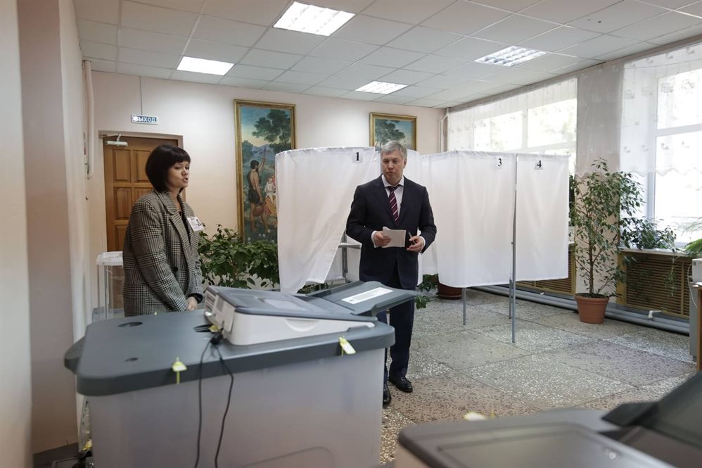 Алексей Русских проголосовал на избирательном участке в Карлинском