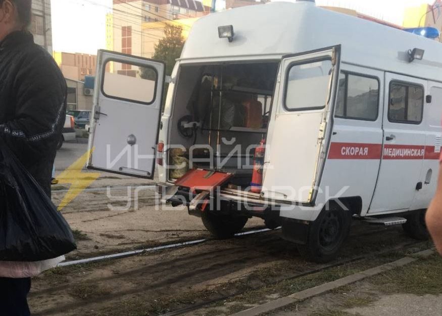 На улице Рябикова трамвай сбил подростков