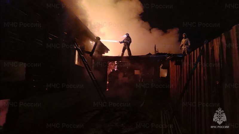 В посёлке Жадовка горели три дома и надворные постройки