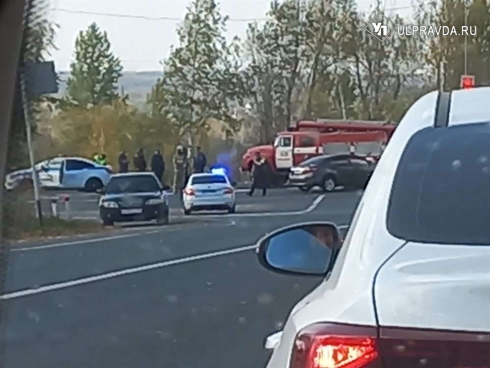 На повороте в Новоульяновск легковушки столкнулись с авто МЧС