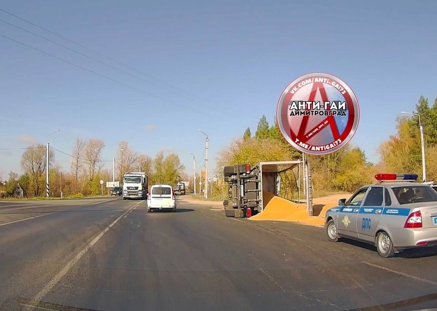 В Димитровграде опрокинулась фура с зерном