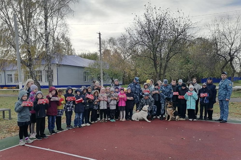 Офицеры ульяновского УФСИН поделились с детьми одеждой, игрушками и сладостями
