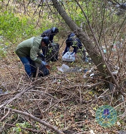 Ульяновские спасатели убирали мусор в Ульяновске