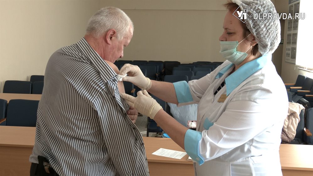 Вакцинация без отрыва от работы. Сотрудники ПАТП-1 подключились к прививочной кампании