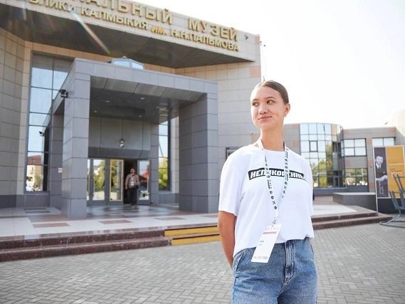 Ульяновская выпускница развернула самое большое в мире Знамя Победы