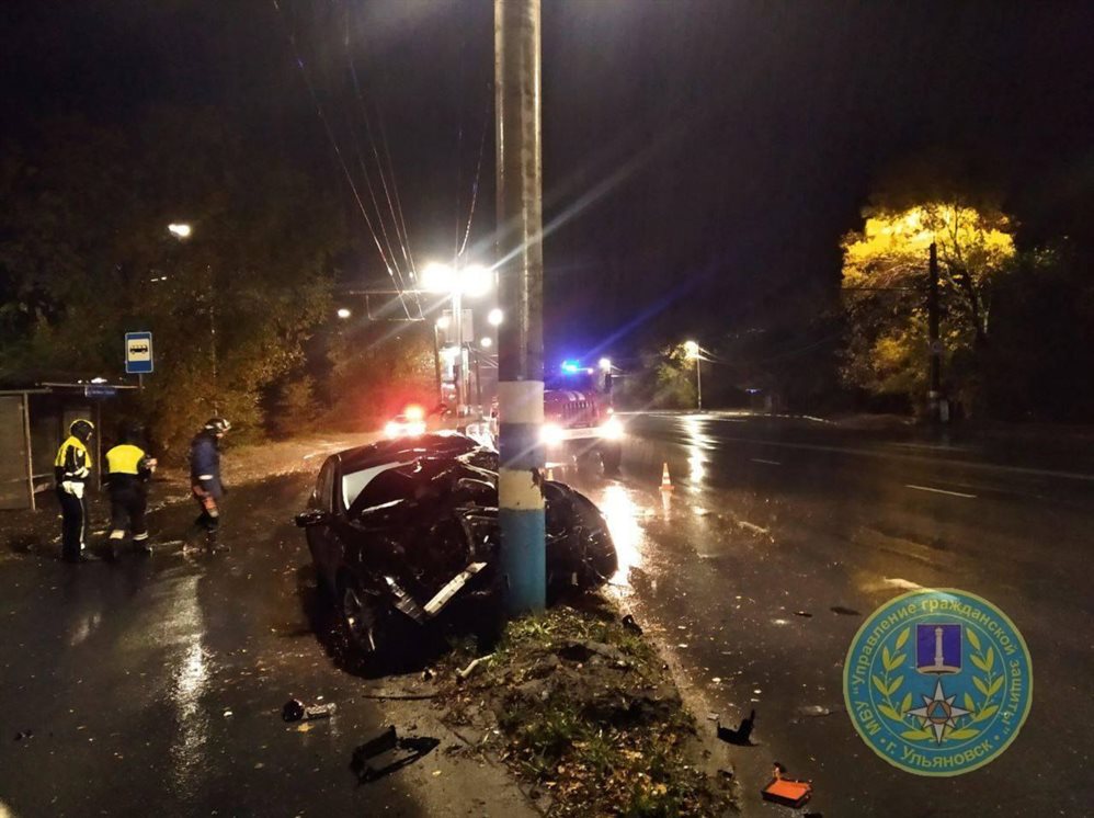 На Димитровградском шоссе автомобиль влетел в столб, водитель убежал