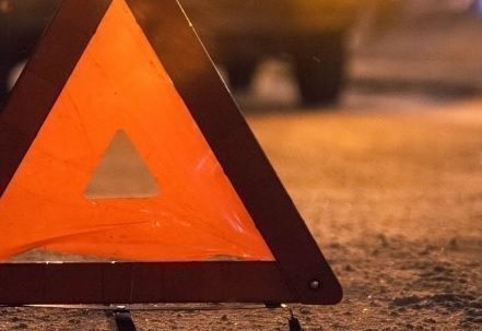 На Московском шоссе водитель за рулём пока не установленного авто устроил ДТП с пострадавшим