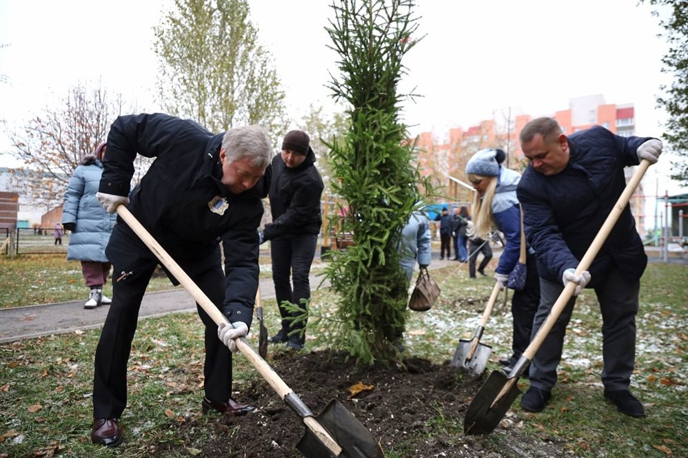 Алексей Русских и Александр Болдакин высадили деревья в сквере «Династия»