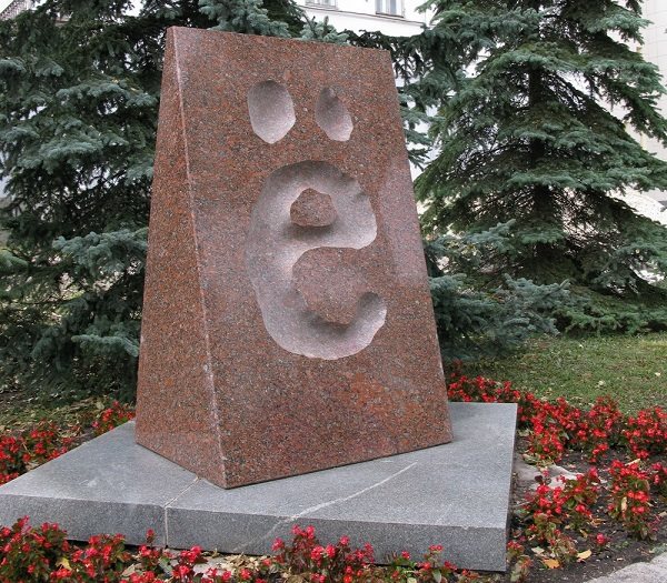 В Ульяновске туристы чаще всего останавливаются у памятника букве «Ё»