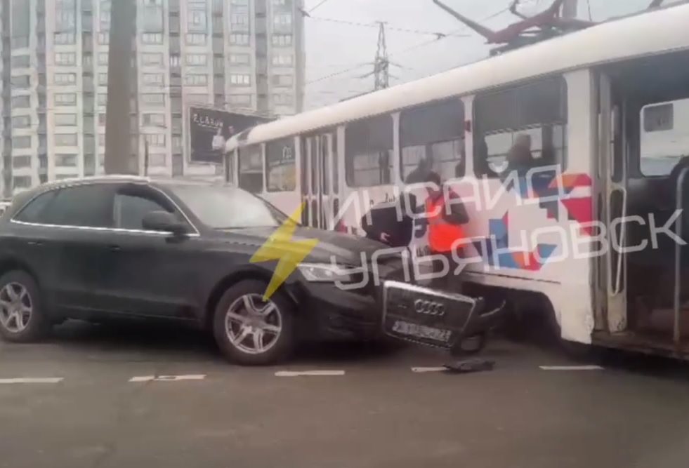 На кольце у «Речпорта» иномарка протаранила трамвай