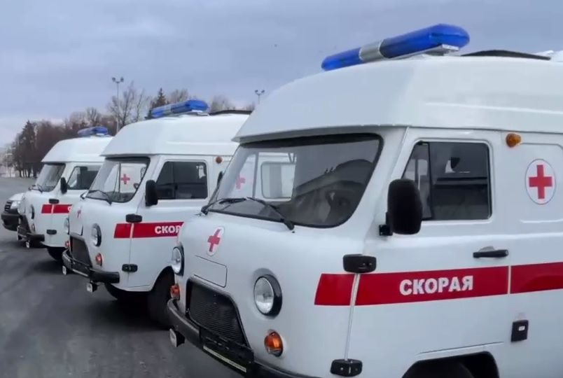 Главврачам 12 ульяновских больниц вручили ключи от новых «скорых»