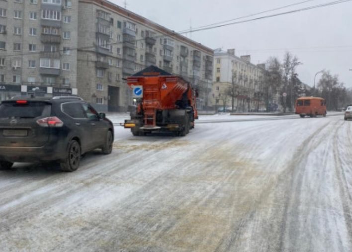 В областном центре приступили к зимней очистке дорог и тротуаров