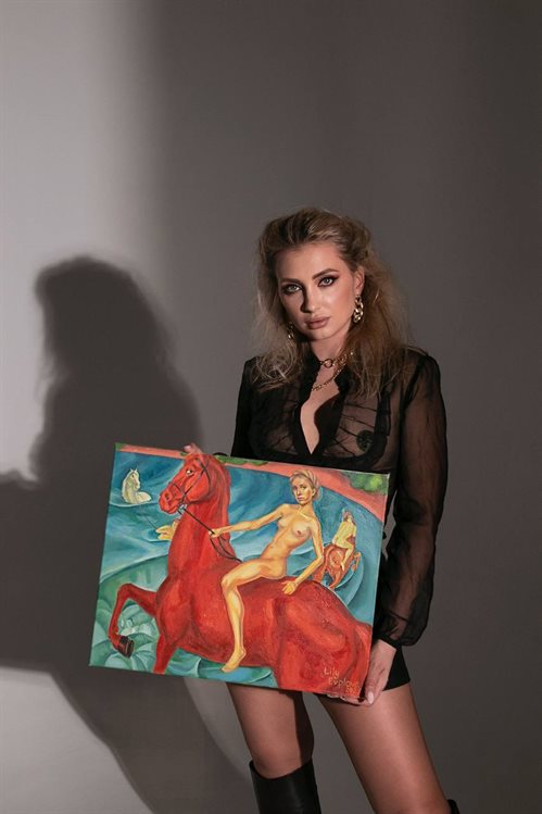Собчак на коне, Си Цзиньпин на красном. Картины ульяновской художницы улетели в Москву и Китай