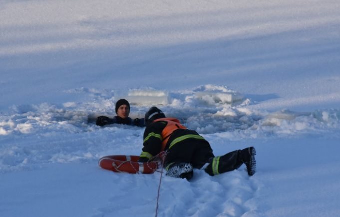 В Ульяновске спасатели учились вытаскивать провалившихся под лёд