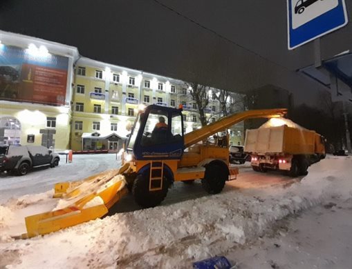 Алексею Русских пожаловались на уборку снега тракторами с поднятыми ковшами