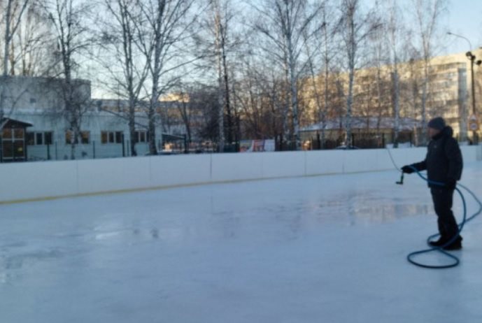 Во дворах областного центра заливают хоккейные корты