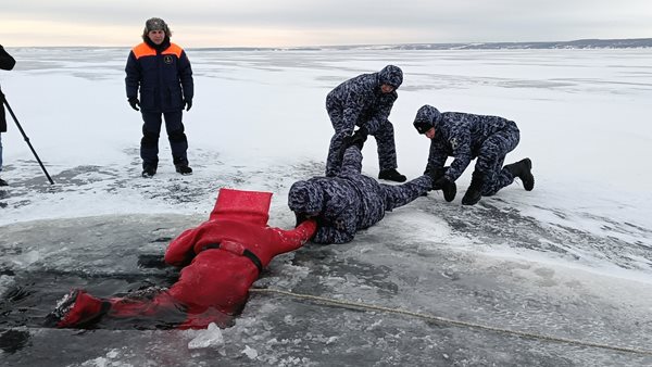 В Ульяновске росгвардейцы спасли мужчину, провалившегося под лед