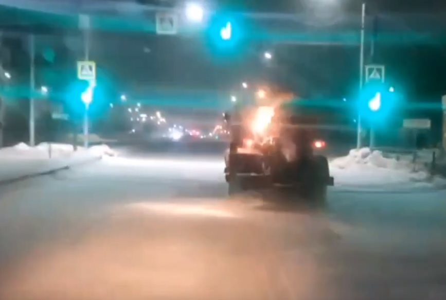 В Ульяновске дорожники очищают улицы города от снега
