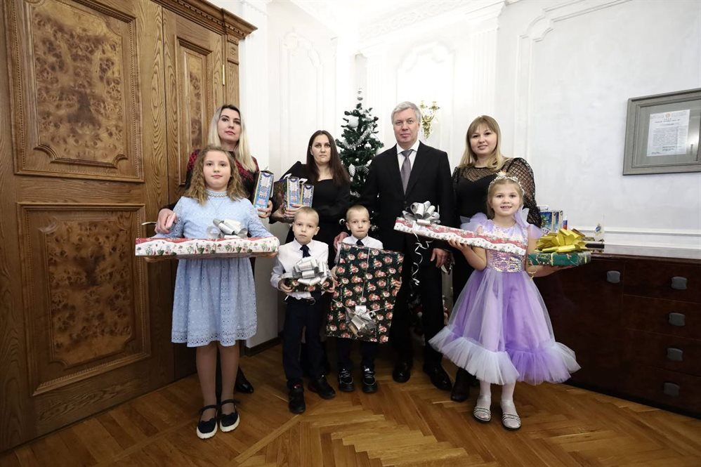 Алексей Русских вручил ребятишкам новогодние подарки
