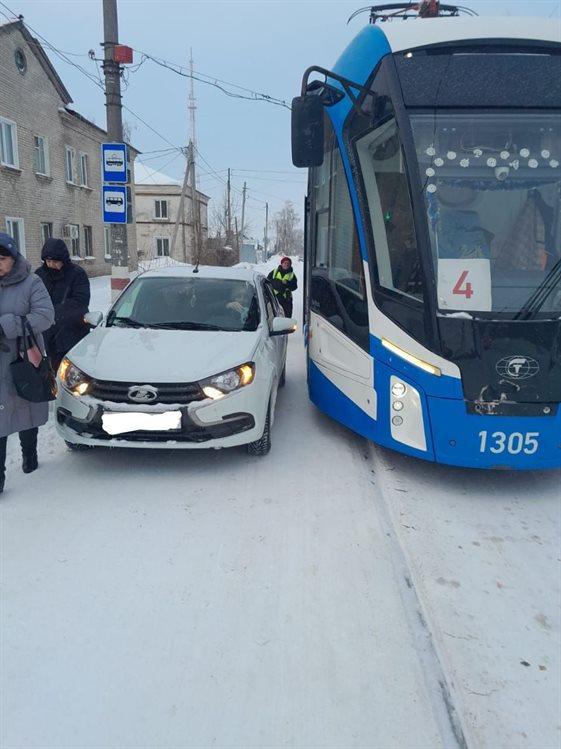 Сегодня на севере Ульяновска трамвай столкнулся с автомобилем