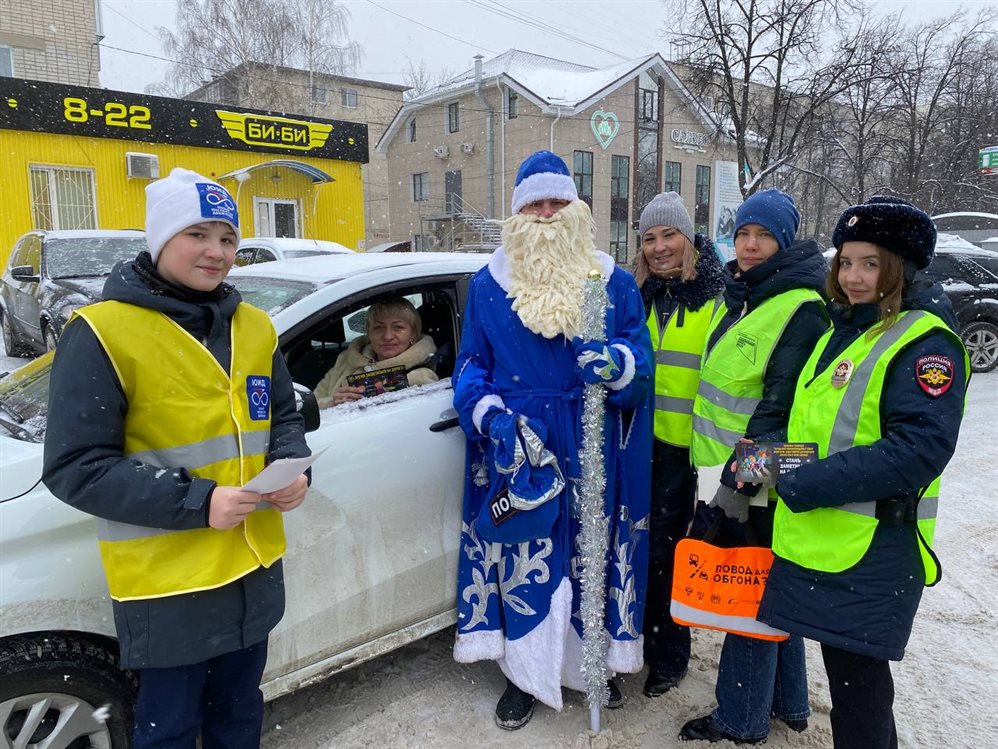 Ульяновских водителей поздравил полицейский Дед Мороз