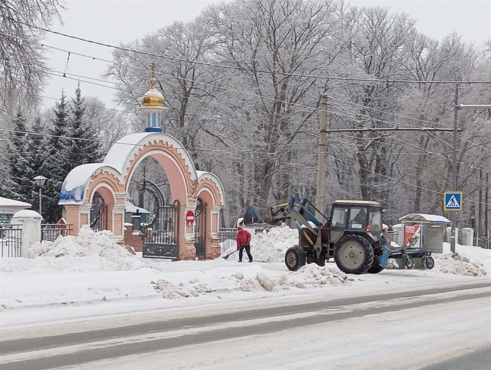 В Ульяновске чистят дороги к храмам и вывозят снег с улиц