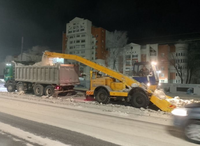 С улиц областного центра с начала года вывезли более тысячи самосвалов снега