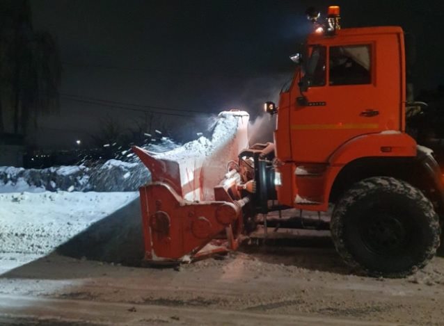 В Ульяновске дорожники устраняют последствия сильного снегопада и метели