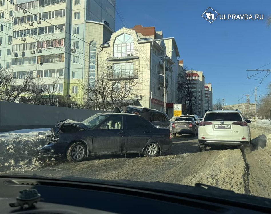 На улице Радищева столкнулись «Лада-Приора» и «БМВ»