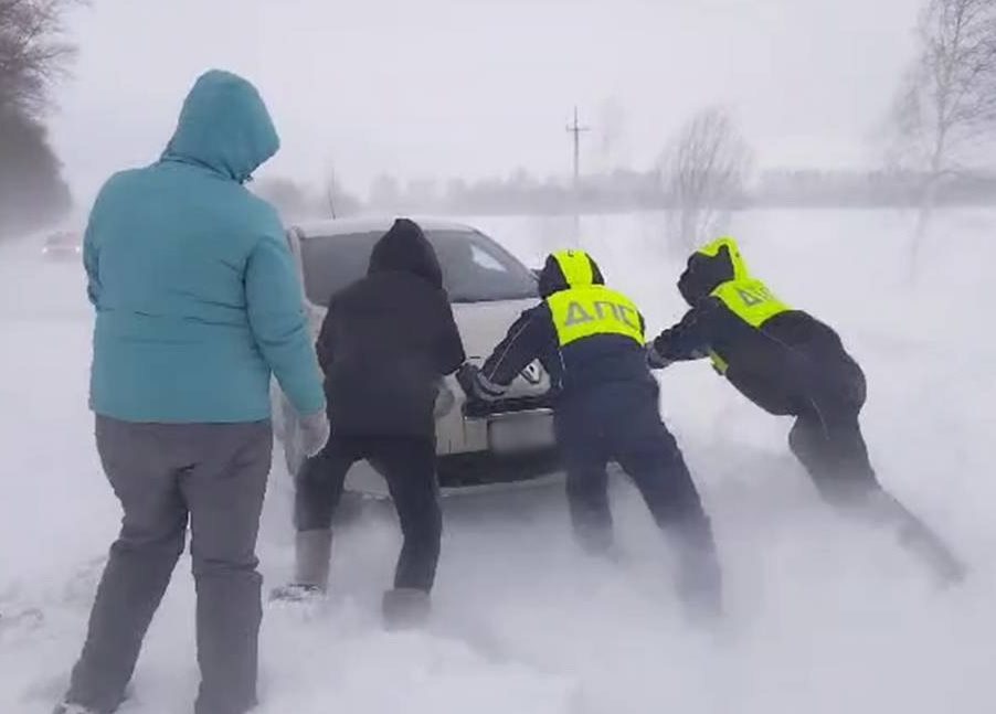 Ульяновские автоинспекторы помогают водителям, оказавшимся в сложной дорожной ситуации