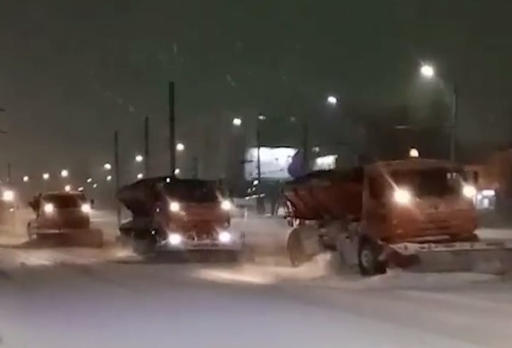 Улицы Ульяновска после сильнейшего снегопада очищают 80 спецмашин
