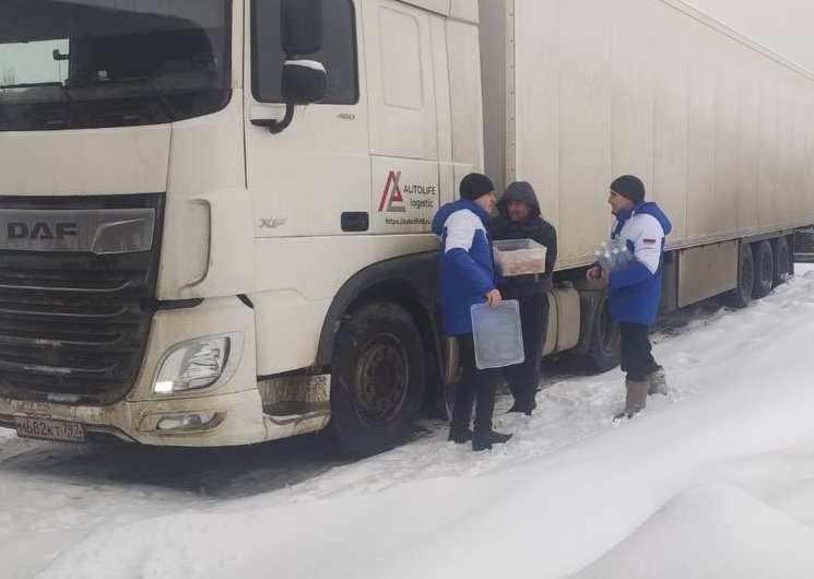 Из-за сильного снегопада затруднено движение фур на Баратаевском кольце