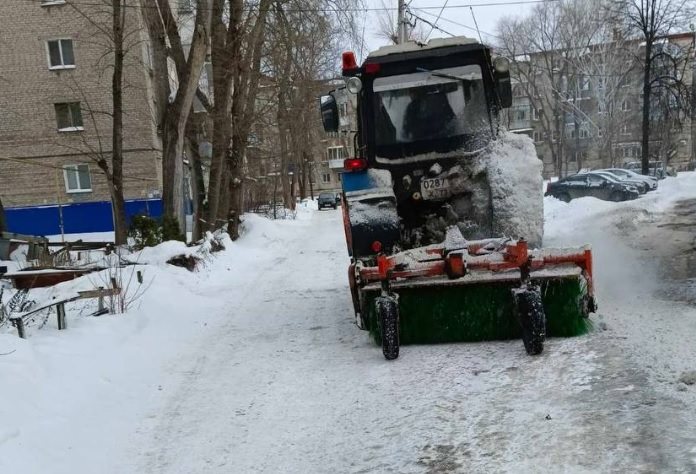 В Ульяновске продолжается борьба с последствиями снегопада