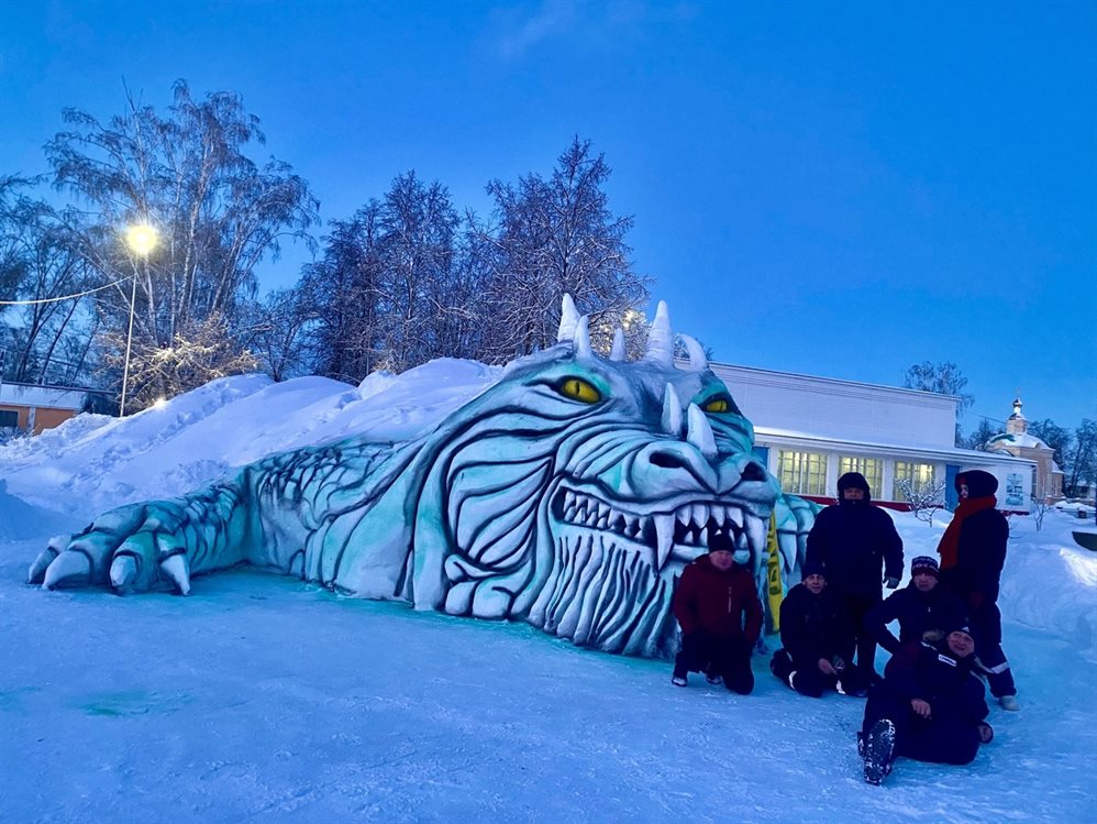 Жители Ульяновской области вырезали из снега гигантского дракона