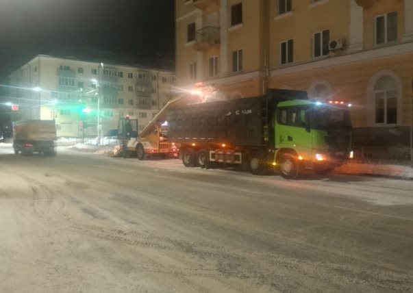 С дорог Ульяновска вывезли ещё 135 самосвалов снега