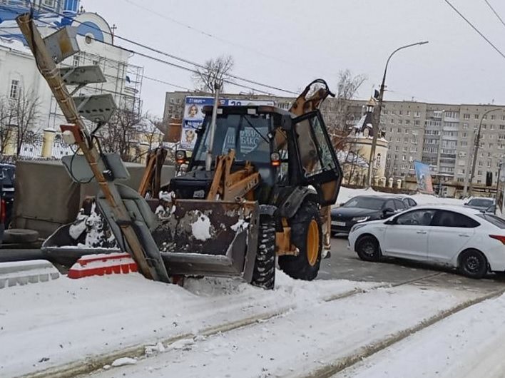 На Минаева трактор врезался в трамвайный светофор