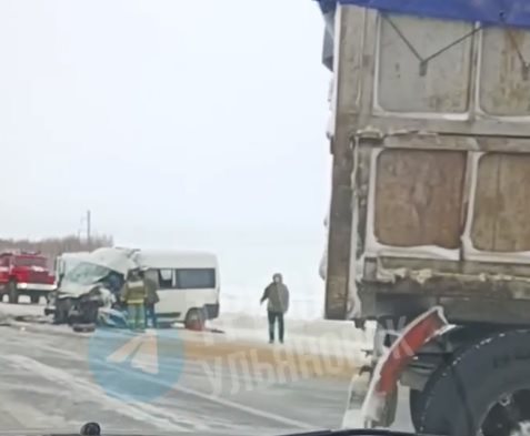 На трассе Цивильск – Ульяновск столкнулись КамАЗ и микроавтобус. Погиб человек