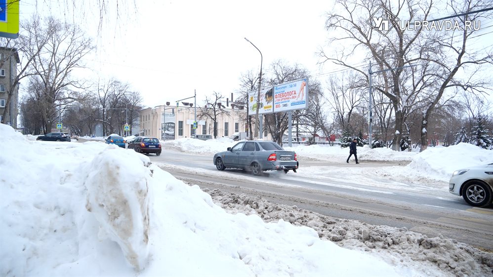 Добавили техники, но улицы пока в снегу. Как расчищают Ульяновск