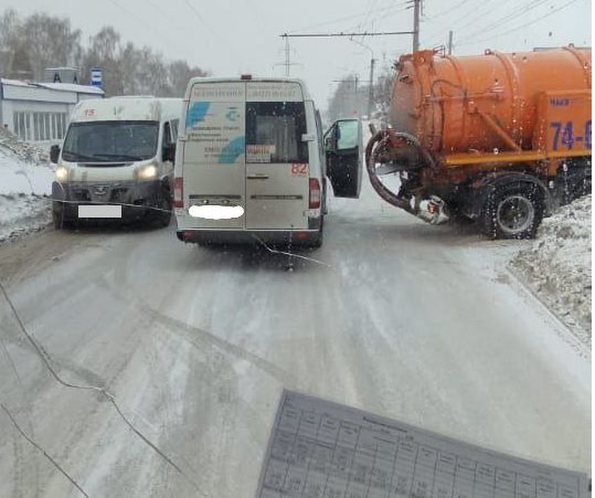На Оренбургской столкнулись маршрутка и ассенизаторская машина