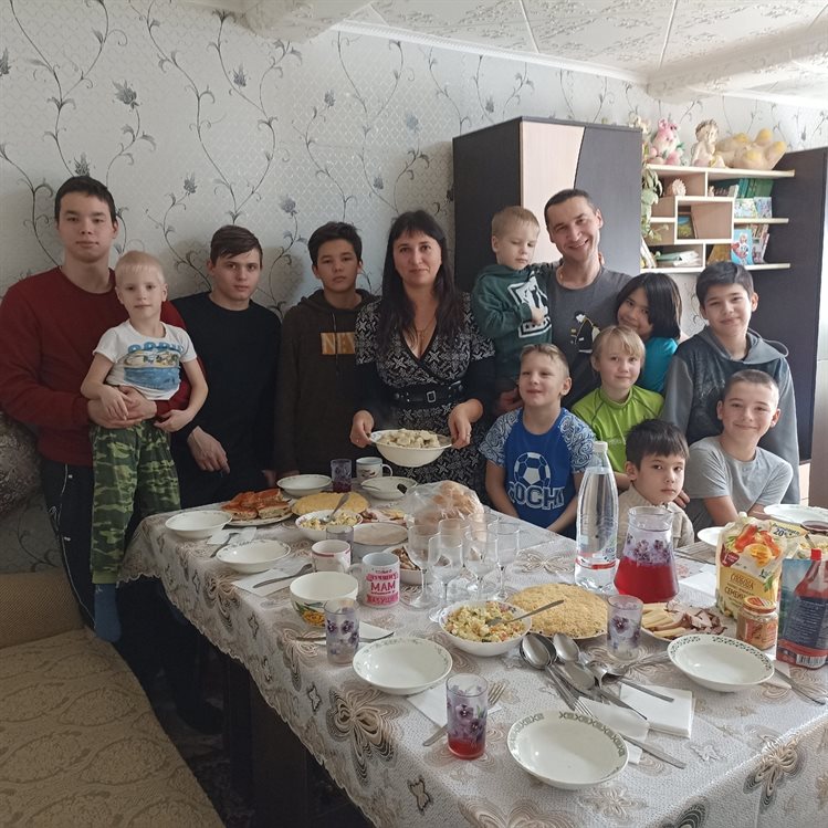 Ульяновская семья усыновила 10 детей и попала на страницы книги