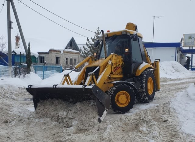 Мощная техника строительных компаний помогает расчищать улицы Ульяновска