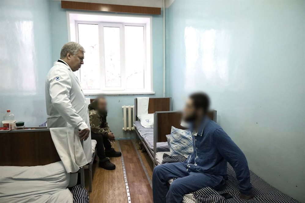 Алексей Русских навестил в госпитале бойцов СВО